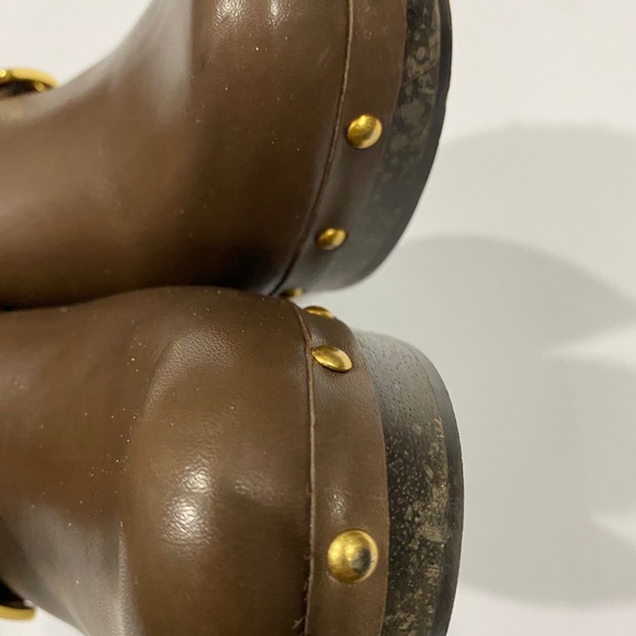 Hunter leather cognac women’s gold studded clogs - Picture 9 of 15